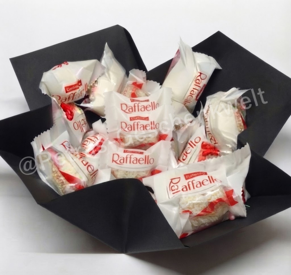 Edle Explosions-Geschenkbox (10 x 10 cm) in Schwarz-Silber mit Raffaello